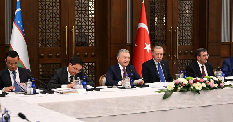Uzbekistanin presidentti vieraili yritysten kanssa Turkissa