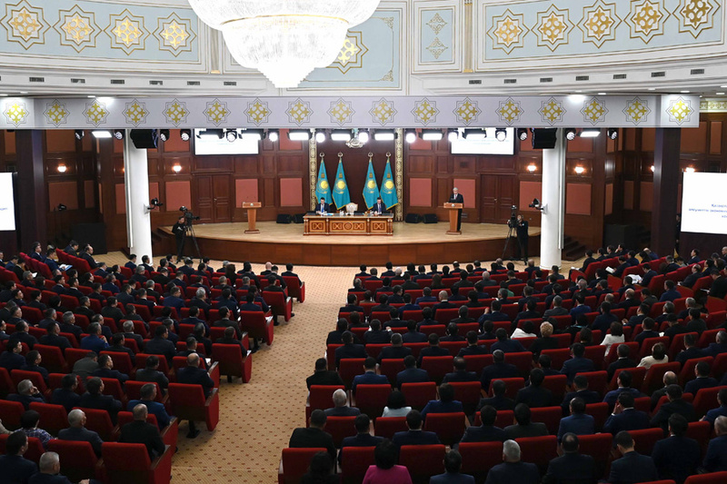 Tokajev sanoi maansa joutuneen keskitulon loukkuun - kazakstanilaisen ekonomistin mukaan syynä on liiallinen sääntely